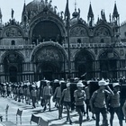 Tubercolosi, quando i bambini di Venezia andavano a scuola in piazza (e portandosi pure il banchino) Foto