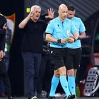 Roma, stangata Mourinho: l'Uefa lo sospende per 4 giornate dopo gli insulti all'arbitro Taylor