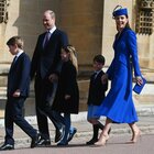 Kate Middleton con il principe William e i tre figli, Re Carlo con Camilla: la Pasqua (in blu) della Royal Family
