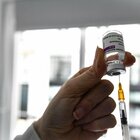 Vaccini, prof e polemiche a Napoli: «A noi dosi meno efficaci»