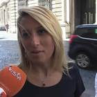 La compagna di Di Maio, Virginia Saba, esce da Palazzo Chigi e augura buon lavoro ai giornalisti