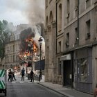 Enorme incendio a Parigi, crolla un palazzo