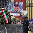 Poliziotto ucciso a Napoli, fiori e messaggi davanti al commissariato di Secondigliano