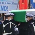 I funerali del poliziotto ucciso a Napoli: «Lino un eroe, non lo dimenticheremo»