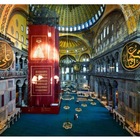 Santa Sofia ora è moschea, i mosaici oscurati da vele bianche: la protesta a Trump degli ortodossi