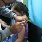 Vaccino ai bambini, gli effetti indesiderati più frequenti: dolore al braccio, febbre e sonnolenza