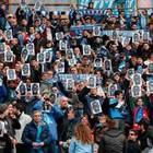 • I tifosi del Napoli allo stadio con la maschera di Koulibaly