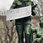 Firenze, spunta il cartello choc nel Giorno della Memoria: «Green Pass come gli ebrei nella Shoah»