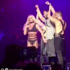 Britney Spears presenta il fidanzato 23enne: guinzaglio e palpatine sul palco