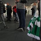 Roma, ultras Lazio accoltellano due tifosi del Celtic in Centro: caccia agli aggressori