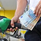 Manovra, meno tasse su plastica e auto: ma aumenti benzina dal 2021