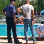 Bambino muore nella piscina comunale a Brescia, malore dopo un tuffo: procura apre un'inchiesta