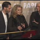Catherine Deneuve inaugura le vetrine natalizie di Printemps