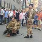 Napoli, terrore in via Foria: africano aggredisce i passanti, bloccato dall'Esercito