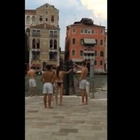 Venezia, tornano i turisti "cafoni": in surf sul Canal Grande, monopattini e bikini a go-go. Pioggia di multe