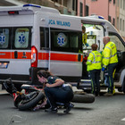 Incidente in centro a Milano: ragazza di 26 anni travolta da una moto, è gravissima
