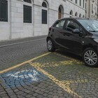 Disabile parcheggia nello spazio riservato, ma il pass scivola nella fessura del cruscotto: multa e 4 punti in meno sulla patente