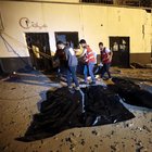 Libia, attacco aereo a centro migranti: almeno 100 morti e 80 feriti. Haftar: sbagliato obbiettivo