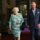 Regina Elisabetta, guerra alla Bbc: vede Carlo e William per boicottare il documentario l'ha sconvolta