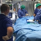 Tumore, guarda un film durante l'operazione da sveglia: incredibile intervento ad Ancona