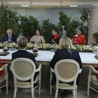 Ucraina, dal tavolo lungo e vuoto con Macron al gomito a gomito con le hostess: il “cambiamento” di Putin