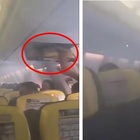 Fumo nell'aereo Ryanar, paura ad alta quota: l'allarme subito dopo il decollo. I passeggeri: «Equipaggio in preda al panico»