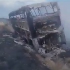 Incidente choc, camion si schianta contro un autobus in autostrada e prende fuoco: 19 morti carbonizzati