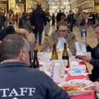 Milano, pranzo di Natale con i senzatetto nella Galleria dello shopping: organizzatori multati di 230 euro
