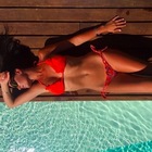 • Curve bollenti a bordo piscina: il bikini fa impazzire i fan