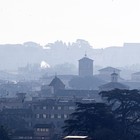 Smog a Roma, capolavoro Raggi: le auto che inquinano meno? Eliminiamole tutte