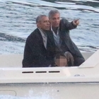 Obama e Clooney finalmente escono dalla villa: gita in motoscafo sul lago di Como per cenare a Cernobbio