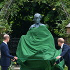 William e Harry di nuovo insieme per i 60 anni della mamma Diana: l'inaugurazione della statua occasione per la pace