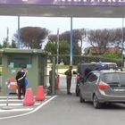 Chico Forti lascia l'aeroporto di Pratica di Mare a bordo di un furgone