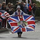 Royal baby, la festa oscura anche la Brexit: ma ira tabloid su Meghan Markle