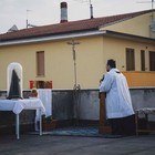 Coronavirus, il prete di San Salvo dice il rosario sul tetto