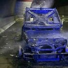 Auto con 3 persone a borodo prende fuoco in galleria, momenti di terrore per gli automobilisti: 15 intossicati