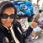 Caterina Balivo, selfie con i rifiuti a Roma: «Sembra Napoli anni 90». Ira M5s: «Tornaci»