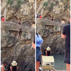 Turista scivola da una scogliera, paura sulla Costiera Amalfitana: «Voleva girare un video ricordo»