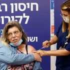 Omicron, «quarta dose agli over 60» per fermare la nuova fiammata in Israele: possibile immunità di gregge