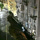 Genova, crolla un parcheggio: auto inghiottite nella voragine finiscono contro un palazzo