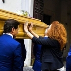 Carabiniere ucciso, moglie Rosa Maria in lacrime alla camera ardente