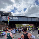 Eric Roldan corre la maratona di Londra con la madre in carrozzina per sensibilizzare sulla Sclerosi multipla