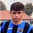 Morto a 15 anni investito dal treno a Chiari: Elion era un calciatore. Il dolore dei compagni: «Ciao bomber»