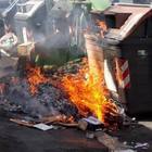 Roma, ancora cassonetti dei rifiuti a fuoco: due roghi nella notte, danneggiata anche un'auto