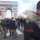 Scontri tra Gilet Gialli e forze dell'ordine a Parigi, usati lacrimogeni per disperdere la folla