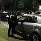 Spari in un parcheggio a Milano, ferite due donne: sono madre e figlia 16enne. Si cerca un parente