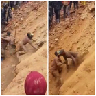 Minatori scavano a mani nude per uscire da un cunicolo, prima del collasso della miniera. Il video choc