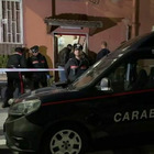 Pensionato di 81 anni ucciso a Napoli: è stato accoltellato più volte. Il corpo in una pozza di sangue e l'allarme dato dai vicini
