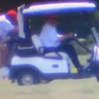 Donald Trump gioca a golf e costringe il caddy a stare aggrappato al mezzo