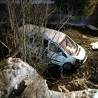 Pulmino di turisti precipita in un torrente in Val d'Aosta: morto l'autista, salvi i passeggeri